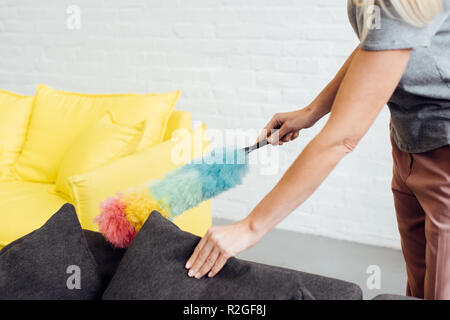 Close up of female hands holding duster multicolores Banque D'Images
