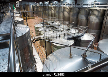 Stell contemporain de barils en usine vigneron Banque D'Images