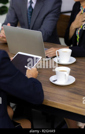 L'équipe d'avoir une réunion dans un café Banque D'Images