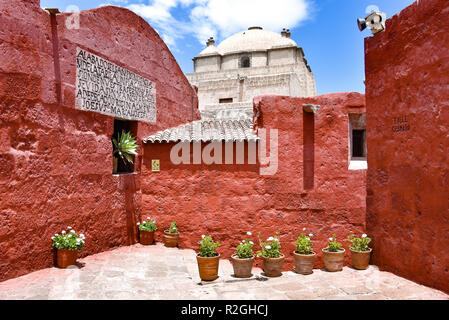 Arequipa, Pérou - 7 octobre 2018 : ruelles et escaliers à l'intérieur du Monastère de Santa Catalina Banque D'Images