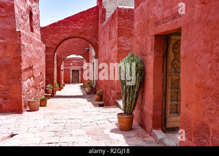 Arequipa, Pérou - 7 octobre 2018 : les arcades et les jardins fleuris dans le monastère de Santa Catalina Banque D'Images