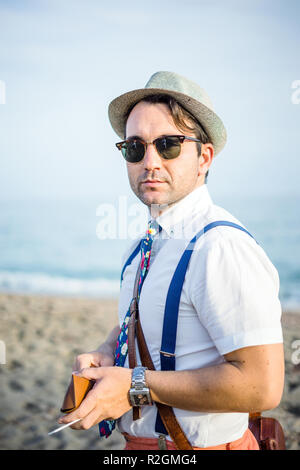 Portrait de jeune homme en rétro vêtements de style sur la plage Banque D'Images