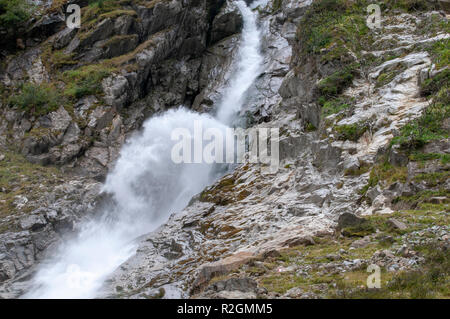 Close up de l'eau jaillissante d'une chute d'eau glaciaire. photographié à Sulzenaualm, Stubai, Tyrol, Autriche Banque D'Images