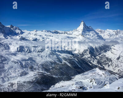 Majestueux Matterhorn montagne devant un ciel bleu avec des nuages vus du dessus du Rothorn, Zermatt, Suisse Banque D'Images