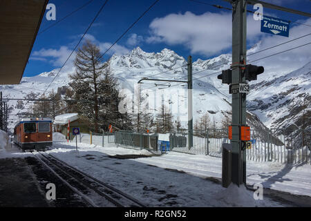 Zermatt, Suisse - 20 mars 2018 : un train de chemin de fer voie traditionnelle Gornergratbahn station Riffelalp s'approche Banque D'Images