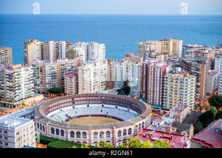 Arènes de Malaga entouré d'immeubles d'habitation à côté de la mer, Malaga, Espagne Banque D'Images