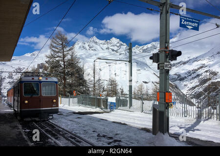 Zermatt, Suisse - 20 mars 2018 : un train de chemin de fer voie traditionnelle Gornergratbahn station Riffelalp s'approche Banque D'Images