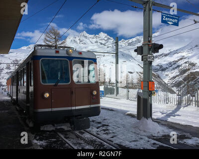 Zermatt, Suisse - 20 mars 2018 : un train de chemin de fer voie traditionnelle Gornergratbahn station Riffelalp s'approche Banque D'Images