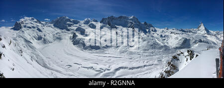 Belle vue panoramique sur le massif du Mont Rose et Liskamm avec Dufourspitze, glacier du Gorner, Breithorn mountain et majestueux Matterhorn ski à Zermatt Banque D'Images