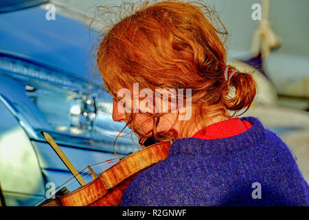 Portrait de femme aux cheveux gingembre violoniste Banque D'Images