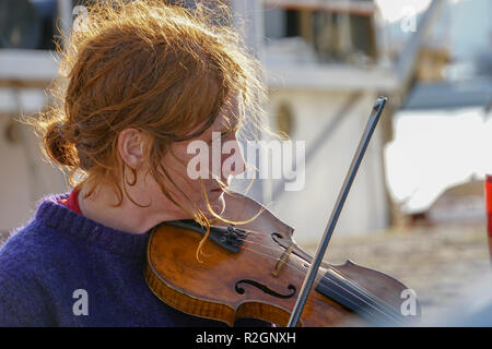 Portrait de femme aux cheveux gingembre violoniste Banque D'Images