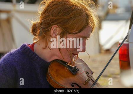 Portrait de femme aux cheveux gingembre violoniste Banque D'Images