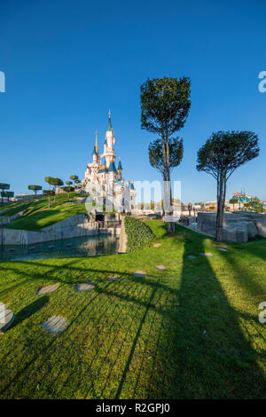 Disneyland Paris, France, Novembre 2018 : du Château de La Belle au Bois Dormant avec ciel bleu derrière. Banque D'Images