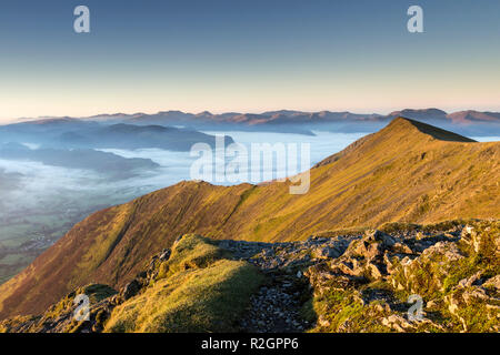 La vue au sud-ouest du sommet de Blencathra avec Gategill ont chuté illuminée par le soleil matinal, Lake District, Cumbria, Royaume-Uni. Banque D'Images