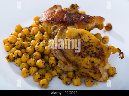 Boulangerie savoureux poulet aux pois chiche épicé garnir Banque D'Images