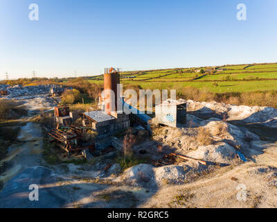 Carrière de chaux abandonnés, les bâtiments et les machines à Bridgend, South Wales, UK Banque D'Images