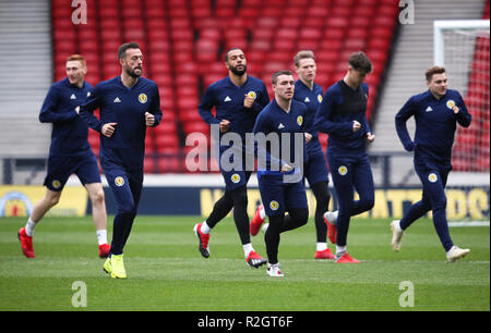 Ecosse de Steven Fletcher (deuxième à gauche), John Fleck (au centre) et James Forrest (à droite) avec ses coéquipiers au cours de la séance de formation à l'Hampden Park, Glasgow. Banque D'Images