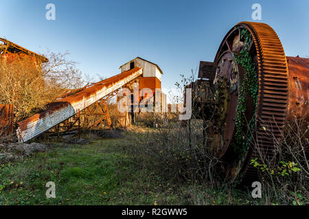 Carrière de chaux abandonnés, les bâtiments et les machines à Bridgend, South Wales, UK Banque D'Images