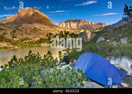 Two Eagle Peak, vu depuis un terrain de camping isolé à Fifth Lake, Big Pine Lakes, The Palisades, John Muir Wilderness, est de la Sierra Nevada, Californie, États-Unis Banque D'Images