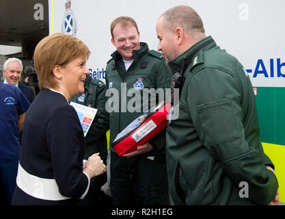 Premier ministre Nicola Sturgeon se réunit le personnel du Service d'ambulance d'Écossais qu'elle ouvre l'Est de l'Ecosse un traumatisme majeur au centre de l'hôpital Ninewells à Dundee. Banque D'Images