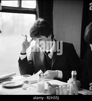 Une dure journée de nuit Année : 1964 Réalisateur : Richard Lester britannique Paul McCartney Banque D'Images
