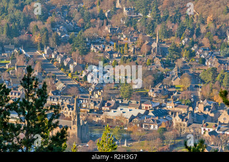 BALLATER ABERDEENSHIRE ECOSSE ÉGLISES MAISONS ET RUES VU DE CREAG COILLICH HILL Banque D'Images