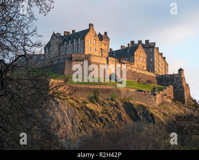 Vue sur le château d'Edimbourg remparts de Princes Street Gardens. Banque D'Images