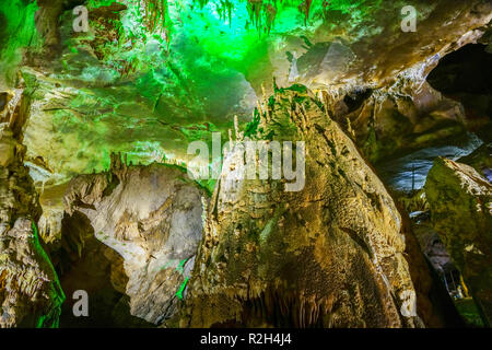 Prométhée célèbre grotte près de Kutaisi avec de nombreux stalactites et stalagmites Banque D'Images