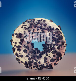 Rond donut unique sur fond bleu. Banque D'Images