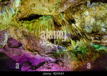 Prométhée célèbre grotte près de Kutaisi avec de nombreux stalactites et stalagmites Banque D'Images