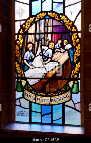 Un vitrail dans la Chapelle du Souvenir à Biggin Hill commémorant le pliage des parachutes pour le personnel. La Chapelle St George du Souvenir Banque D'Images