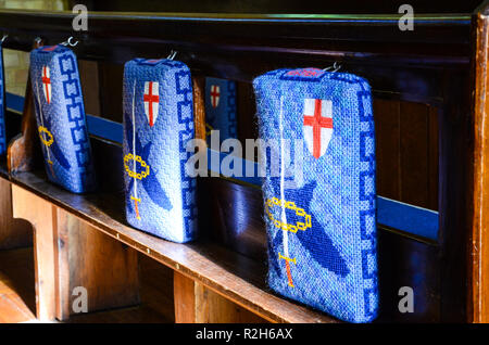 Coussins de prière dans la Chapelle du Souvenir à Biggin Hill commémorant l'avion personnel d'entretien. La Chapelle St George du souvenir. Pew Banque D'Images