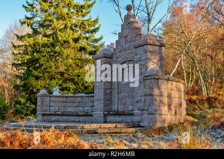 ROYAL DEESIDE BALLATER ABERDEENSHIRE ECOSSE LE MACKENZIE VENEZ VOUS REPOSER SIÈGE MEMORIAL Banque D'Images