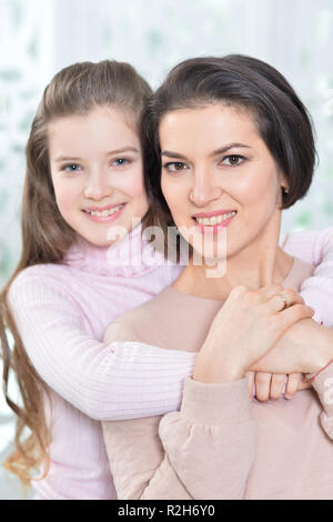 Portrait d'une fille charmante avec maman Banque D'Images