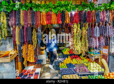 Boutique de fruits frais et des desserts traditionnels géorgiens churchkhela, Tbilissi, Géorgie Banque D'Images