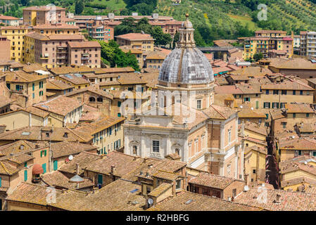 La ville historique de Sienne, Toscane - vue aérienne avec beau paysage paysage sur une journée ensoleillée, colline de la ville médiévale fortifiée de tours dans la provin Banque D'Images