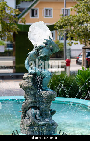 GMUNDEN, Autriche, - août 03, 2018 : Fontaine et tatue le Gnome par artiste Heinrich Natter à Gmunden, en Autriche. Le gnome porte un 60 kg berg crysta Banque D'Images