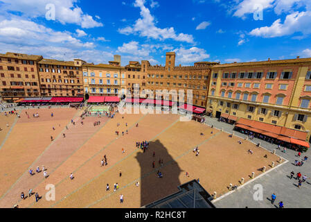 Piazza del Campo, Sienne - vue aérienne de la ville historique avec de beaux paysages paysage le long d'une journée d'été en Toscane, cité médiévale de remorquage hill Banque D'Images