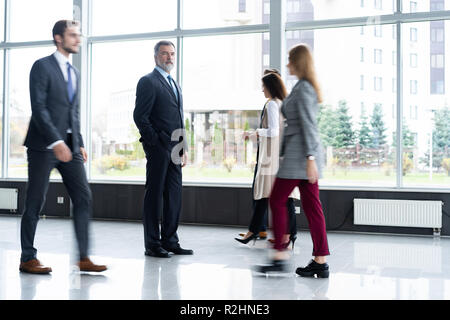Les gens d'affaires se précipiter dans le hall. le motion blur Banque D'Images