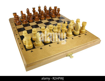 La lumière et l'obscurité des pièces sur un échiquier isolé sur un fond clair Banque D'Images