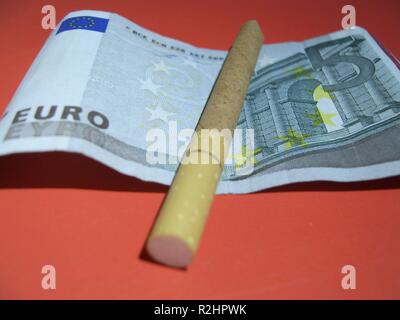 Les cigarettes et l'euro Banque D'Images