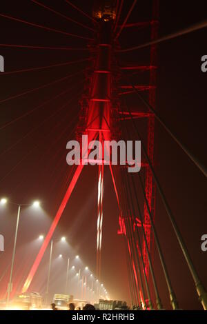 Pont Signature se construit sur la rivière près de Wazirabad Yamuna à New Delhi, Inde Banque D'Images