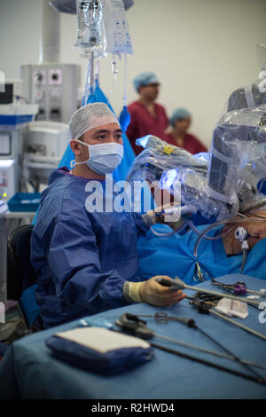 Chirurgien robotique robot da Vinci Xi l'exploitation d'une procédure chirurgicale de retrait d'une vessie à l'University College London Hospital, London, England, UK Banque D'Images