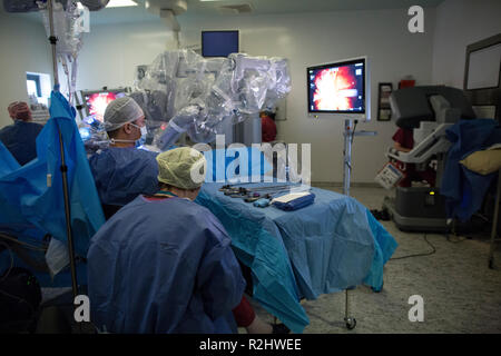 Chirurgien robotique robot da Vinci Xi l'exploitation d'une procédure chirurgicale de retrait d'une vessie à l'University College London Hospital, London, England, UK Banque D'Images