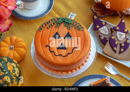 Nouveauté gâteau décoré avec le massepain et le givrage dans Halloween citrouille thème. Banque D'Images