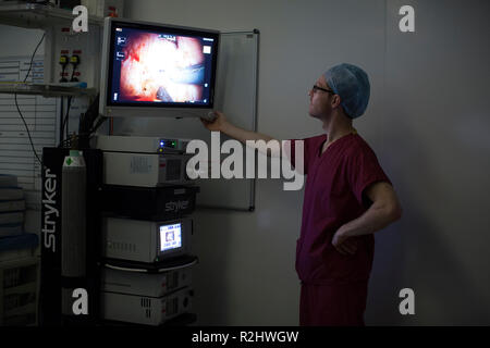 Chirurgien robotique robot da Vinci Xi l'exploitation d'une procédure chirurgicale de retrait d'une vessie à l'University College London Hospital, London, England, UK Banque D'Images