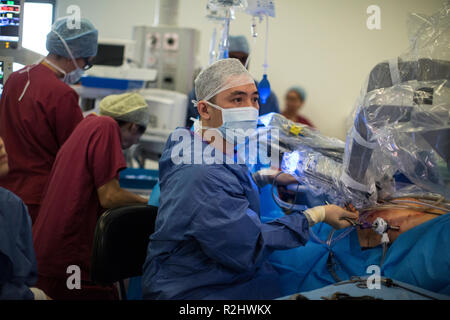 Chirurgien robotique robot da Vinci Xi l'exploitation d'une procédure chirurgicale de retrait d'une vessie à l'University College London Hospital, London, England, UK Banque D'Images