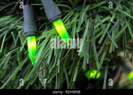 Lumières de Noël vert sur une décoration en plastique evergreen Banque D'Images