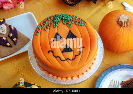 Nouveauté gâteau décoré avec le massepain et le givrage dans Halloween citrouille thème. Banque D'Images