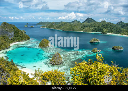 Vue depuis l'île de Wayag, Raja Ampat, Papouasie occidentale, en Indonésie Banque D'Images